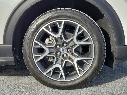 Used 2025 Ford Explorer Platinum w/ Ultimate Package image 5