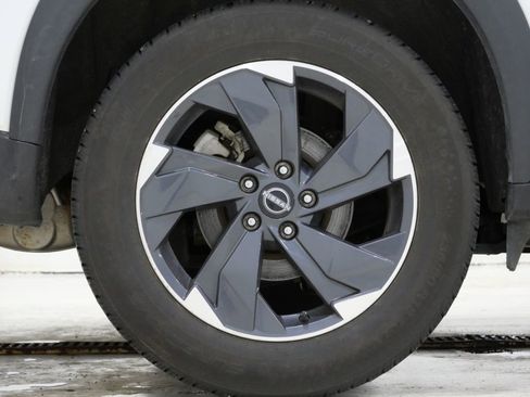 Used 2024 Nissan Rogue SV FWD image 9