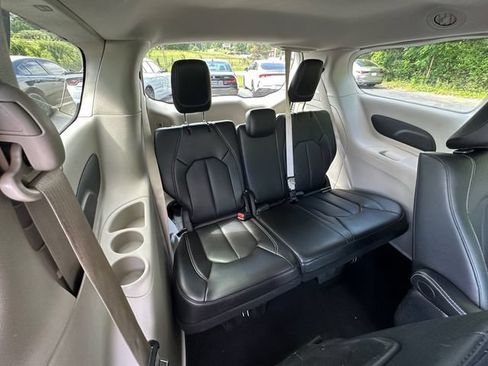 Used 2024 Chrysler Pacifica Limited FWD image 18