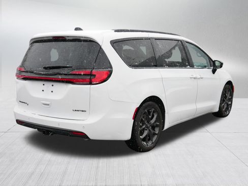 Used 2024 Chrysler Pacifica Limited w/ S Appearance Package image 7
