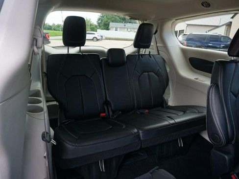 Used 2024 Chrysler Pacifica Touring-L FWD image 29