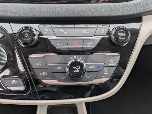Used 2023 Chrysler Pacifica Touring-L FWD image 24