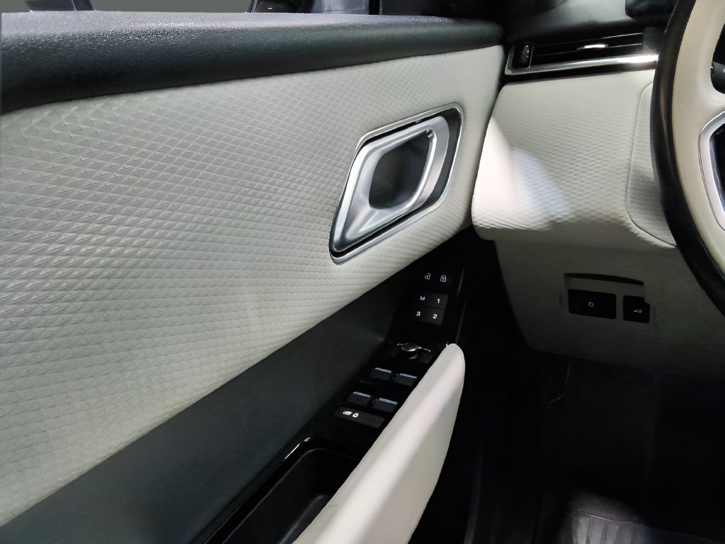 Used 2020 Land Rover Range Rover Velar R-Dynamic S AWD/4WD image 15