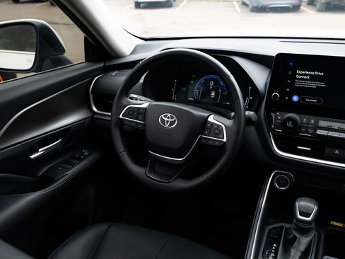 Used 2024 Toyota Grand Highlander AWD Hybrid image 9