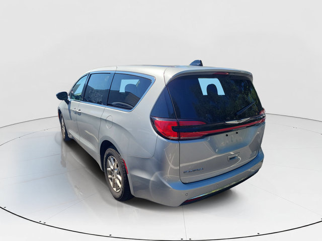 Used 2024 Chrysler Pacifica Touring-L FWD image 4