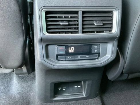 Used 2024 Volkswagen Atlas SE FWD image 21