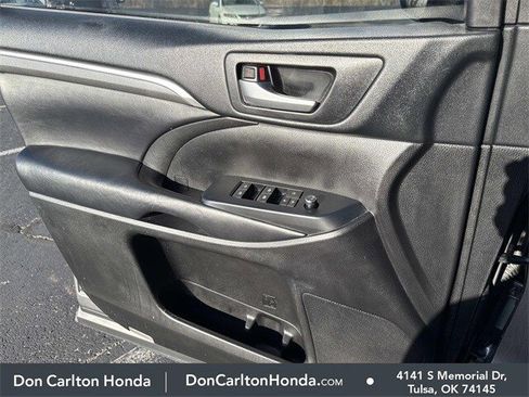 Used 2018 Toyota Highlander SE image 12