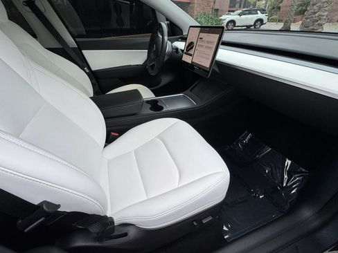 Used 2024 Tesla Model Y Long Range AWD/4WD image 12