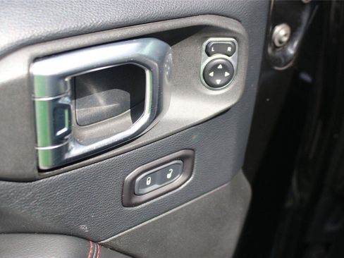 Used 2018 Jeep Wrangler Unlimited Rubicon w/ Cold Weather Group image 13