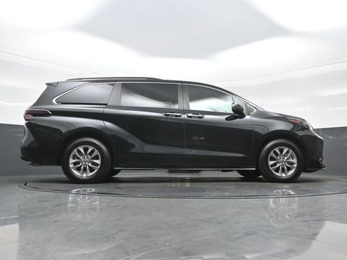 Used 2024 Toyota Sienna XLE FWD image 35