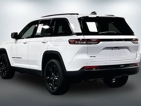 Used 2023 Jeep Grand Cherokee Altitude AWD/4WD image 5