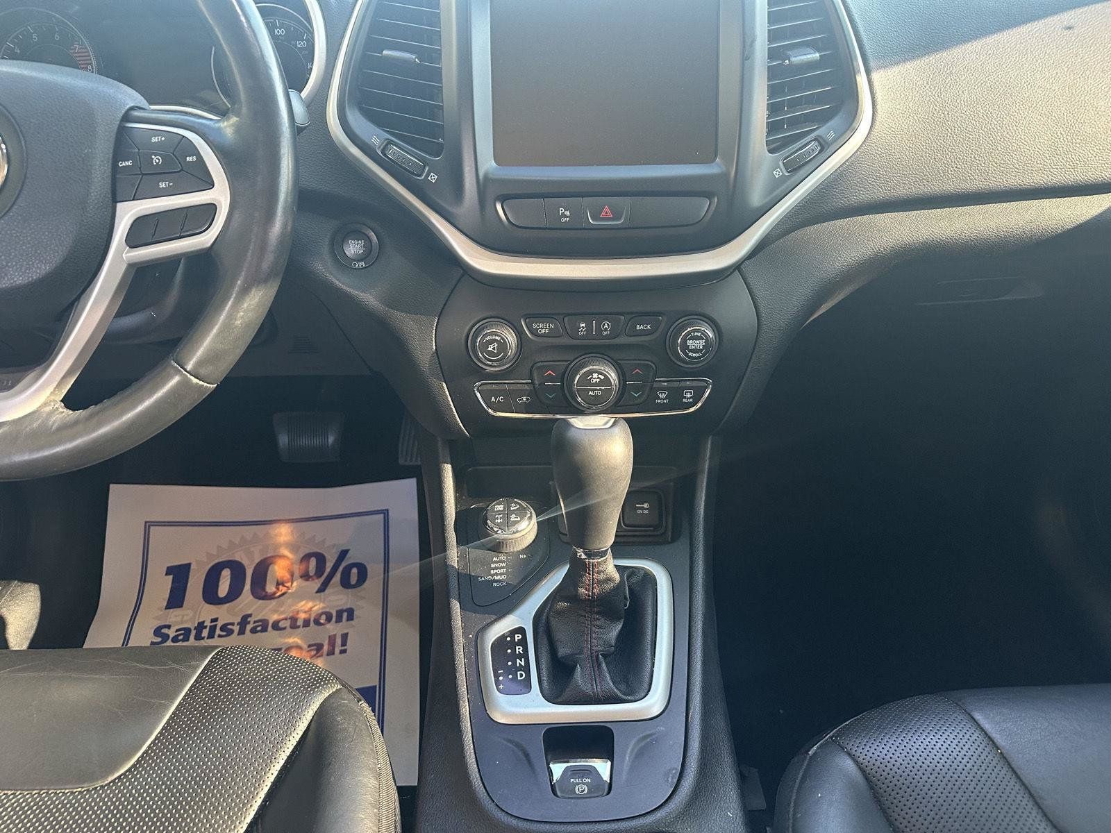 Used 2017 Jeep Cherokee Trailhawk AWD/4WD image 31