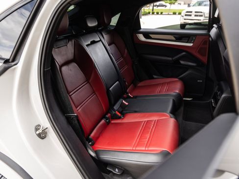 Certified 2024 Porsche Cayenne Coupe AWD/4WD image 40