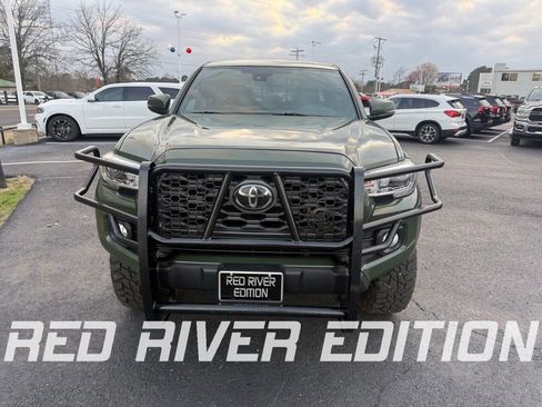 Used 2021 Toyota Tacoma TRD Off-Road image 2