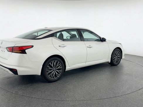 Used 2025 Nissan Altima 2.5 SV FWD image 9