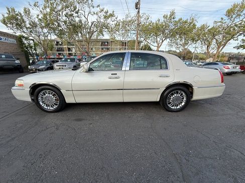 Used 2007 Lincoln Town Car Designer Series image 8