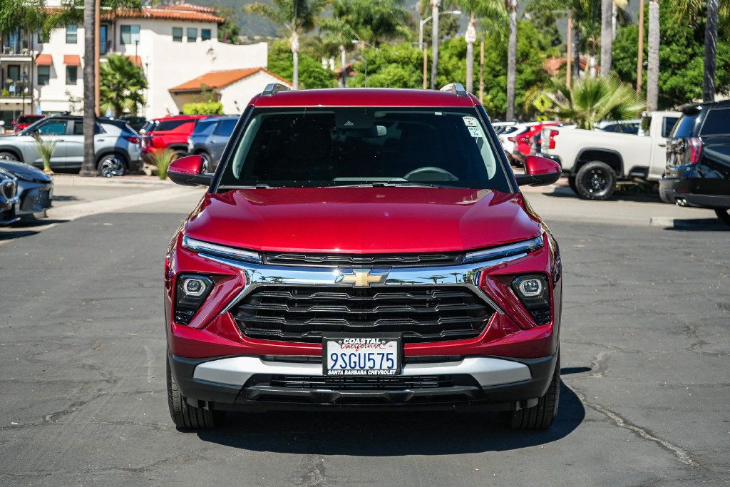 Used 2025 Chevrolet TrailBlazer LT FWD image 2