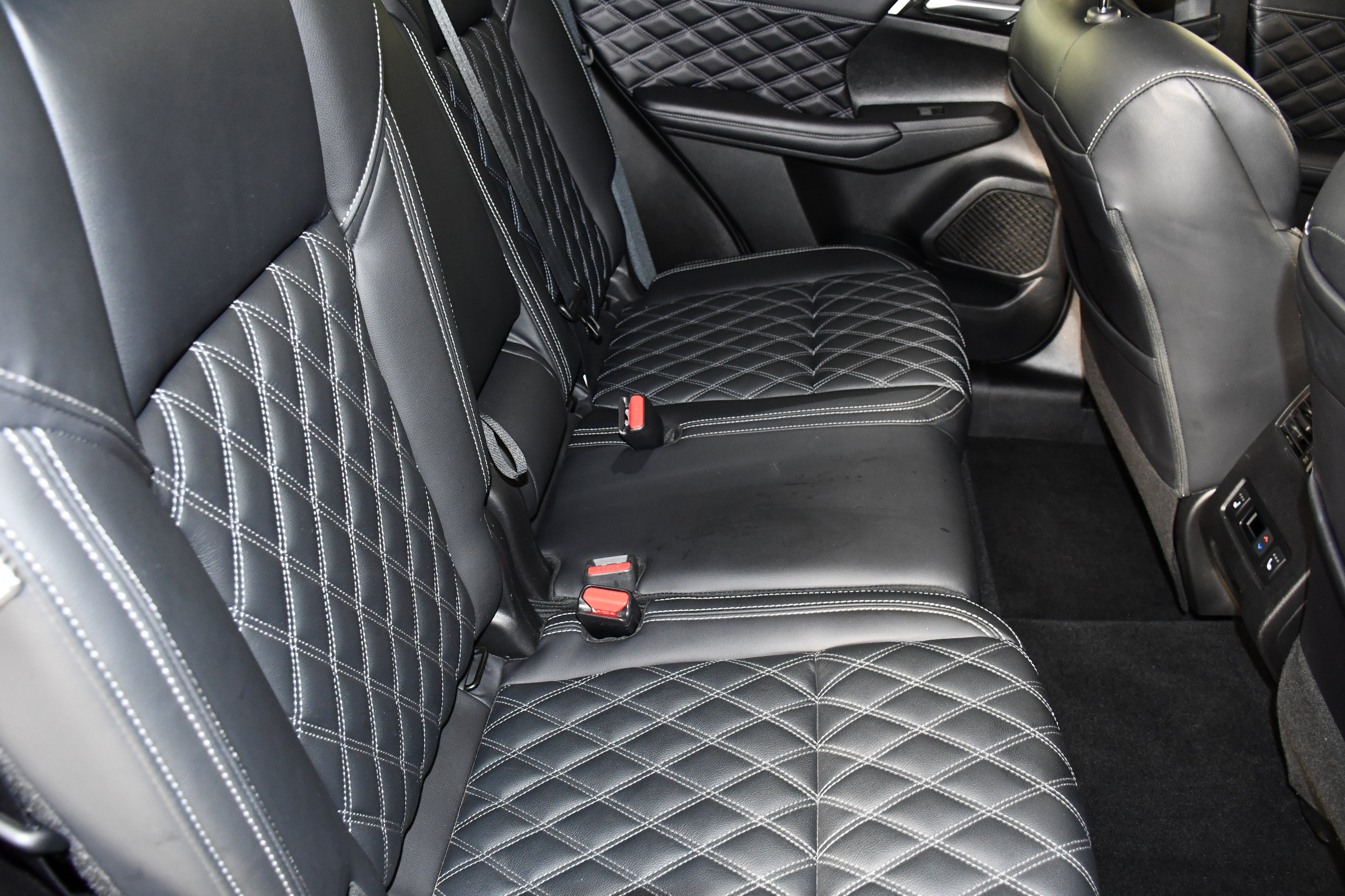 Used 2024 Mitsubishi Outlander SEL AWD/4WD image 44