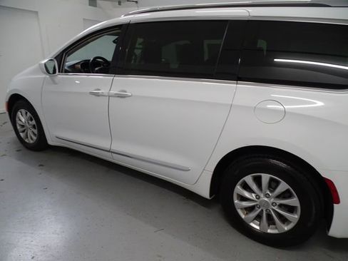 Used 2019 Chrysler Pacifica Touring-L image 17