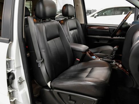 Used 2009 GMC Envoy Denali w/ Sun And 6-Disc Cd Package AWD/4WD image 28