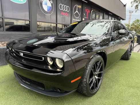 Used 2018 Dodge Challenger SXT RWD image 1