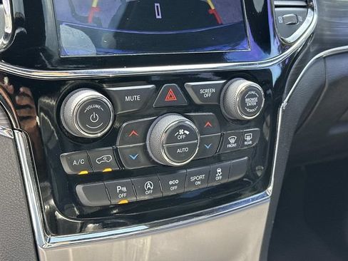Used 2019 Jeep Grand Cherokee Limited w/ Luxury Group II AWD/4WD image 25