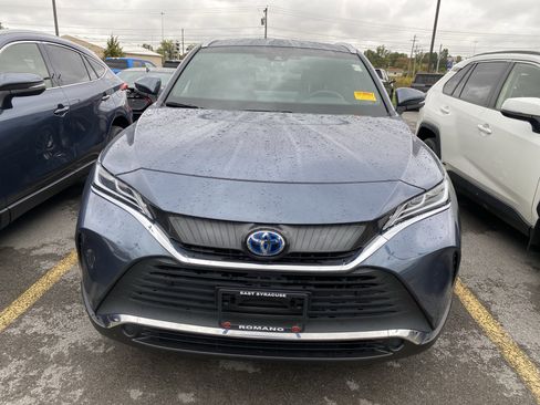 Used 2022 Toyota Venza XLE image 3