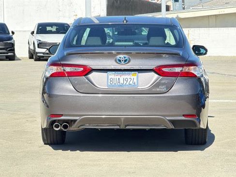 Used 2020 Toyota Camry SE image 4