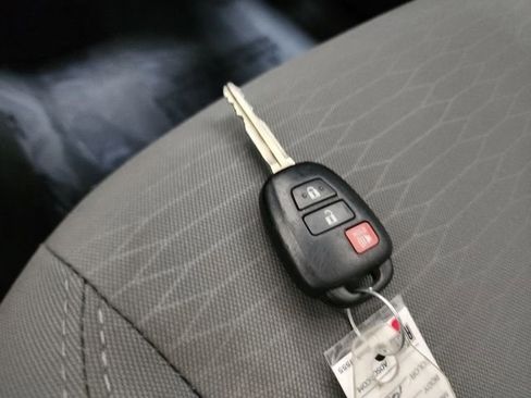 Used 2019 Toyota Tacoma SR image 32