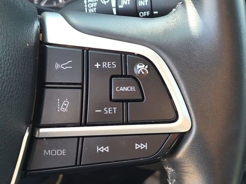 Used 2023 Toyota Highlander XLE FWD image 28