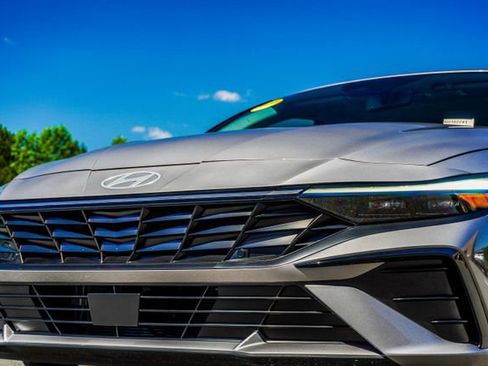 Used 2025 Hyundai Elantra Limited FWD image 2