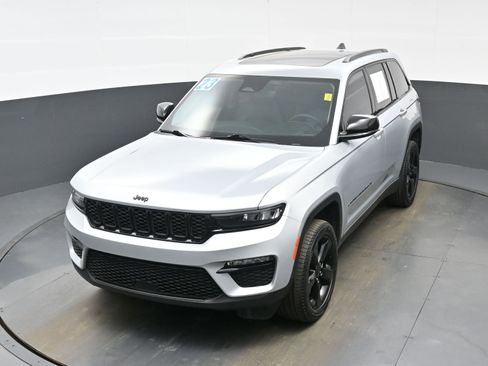 Used 2023 Jeep Grand Cherokee Limited w/ Black Appearance Package image 34