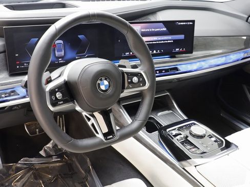 Used 2024 BMW 760i xDrive w/ Premium Package 2 image 7