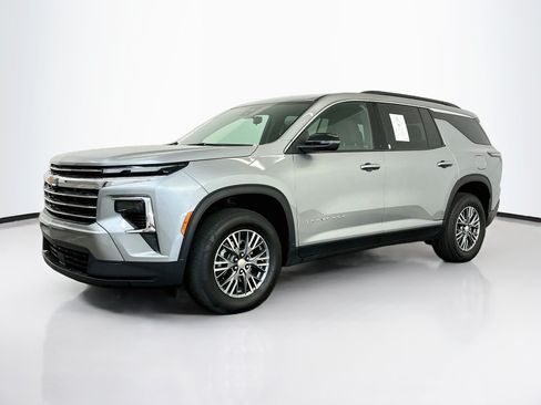Used 2025 Chevrolet Traverse LT AWD/4WD image 3