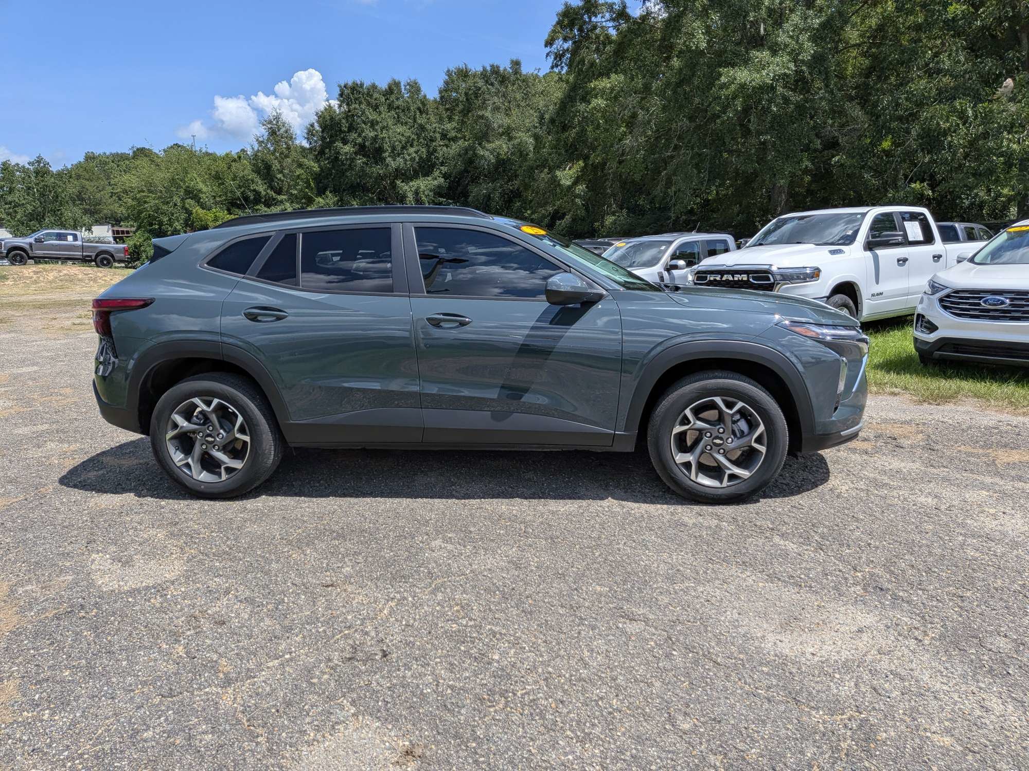 Used 2025 Chevrolet Trax LT FWD image 3