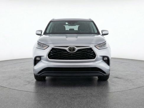 Used 2025 Toyota Highlander LE image 2