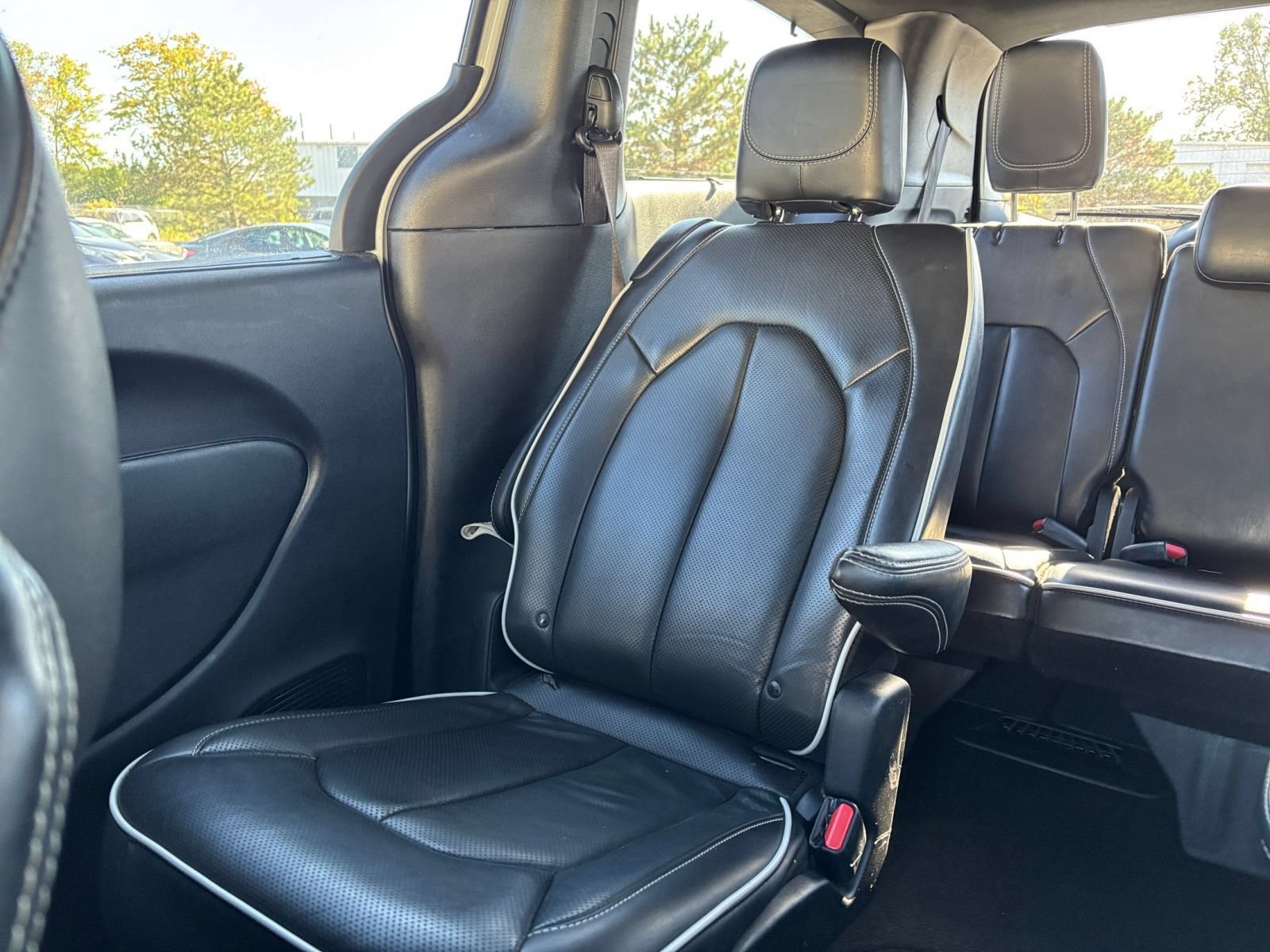 Used 2025 Chrysler Pacifica Limited FWD image 43