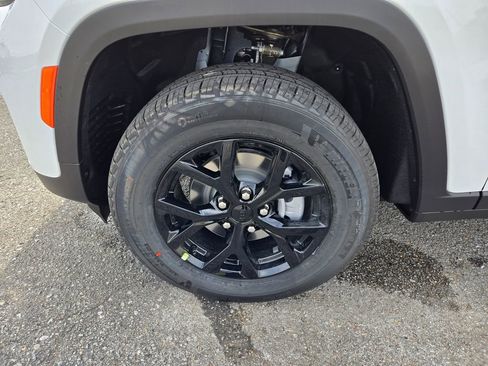 New 2025 Jeep Grand Cherokee Altitude image 16