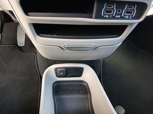 Used 2023 Chrysler Pacifica Touring-L image 38