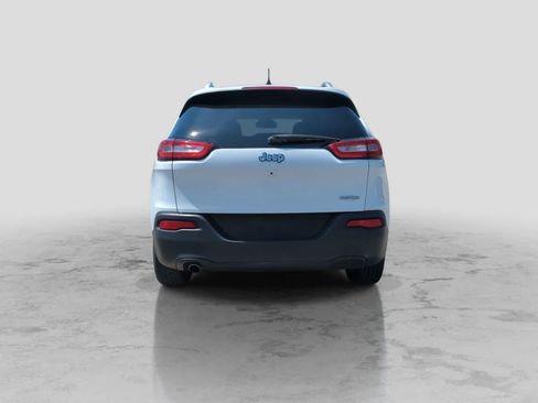 Used 2018 Jeep Cherokee Latitude Plus w/ Cold Weather Group FWD image 7
