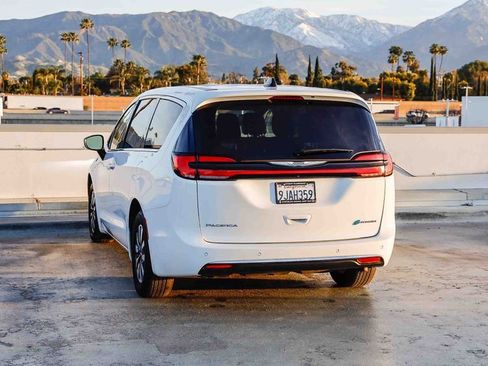 Used 2023 Chrysler Pacifica Touring-L image 7