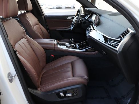 Used 2020 BMW X7 M50i w/ Cold Weather Package image 39