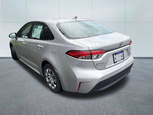 Used 2025 Toyota Corolla LE FWD image 2