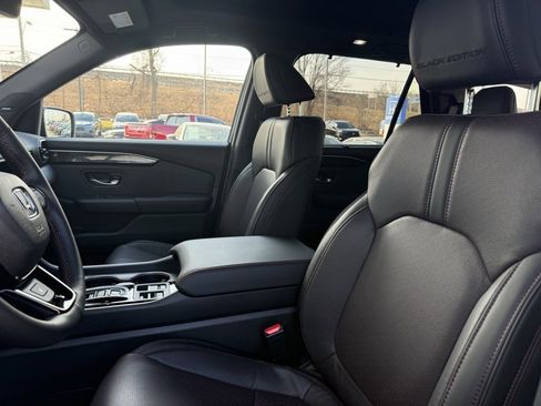 Certified 2025 Honda Pilot Black Edition image 8