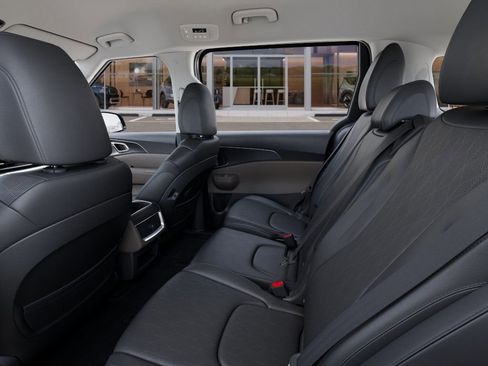 Used 2025 Kia Carnival FWD image 18