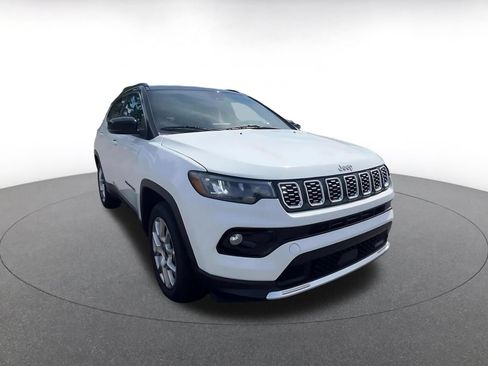 Used 2025 Jeep Compass Limited AWD/4WD image 3