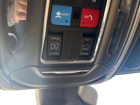 Used 2024 Jeep Grand Cherokee Laredo X image 18