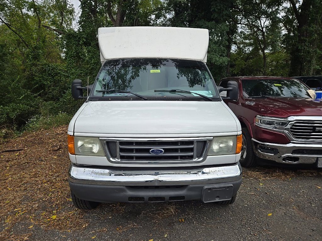 Used 2007 Ford E-350 and Econoline 350 Super Duty RWD image 2
