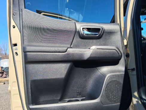 Used 2017 Toyota Tacoma TRD Off-Road w/ Premium & Technology Package image 23