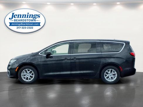 Used 2023 Chrysler Pacifica Touring-L FWD image 2